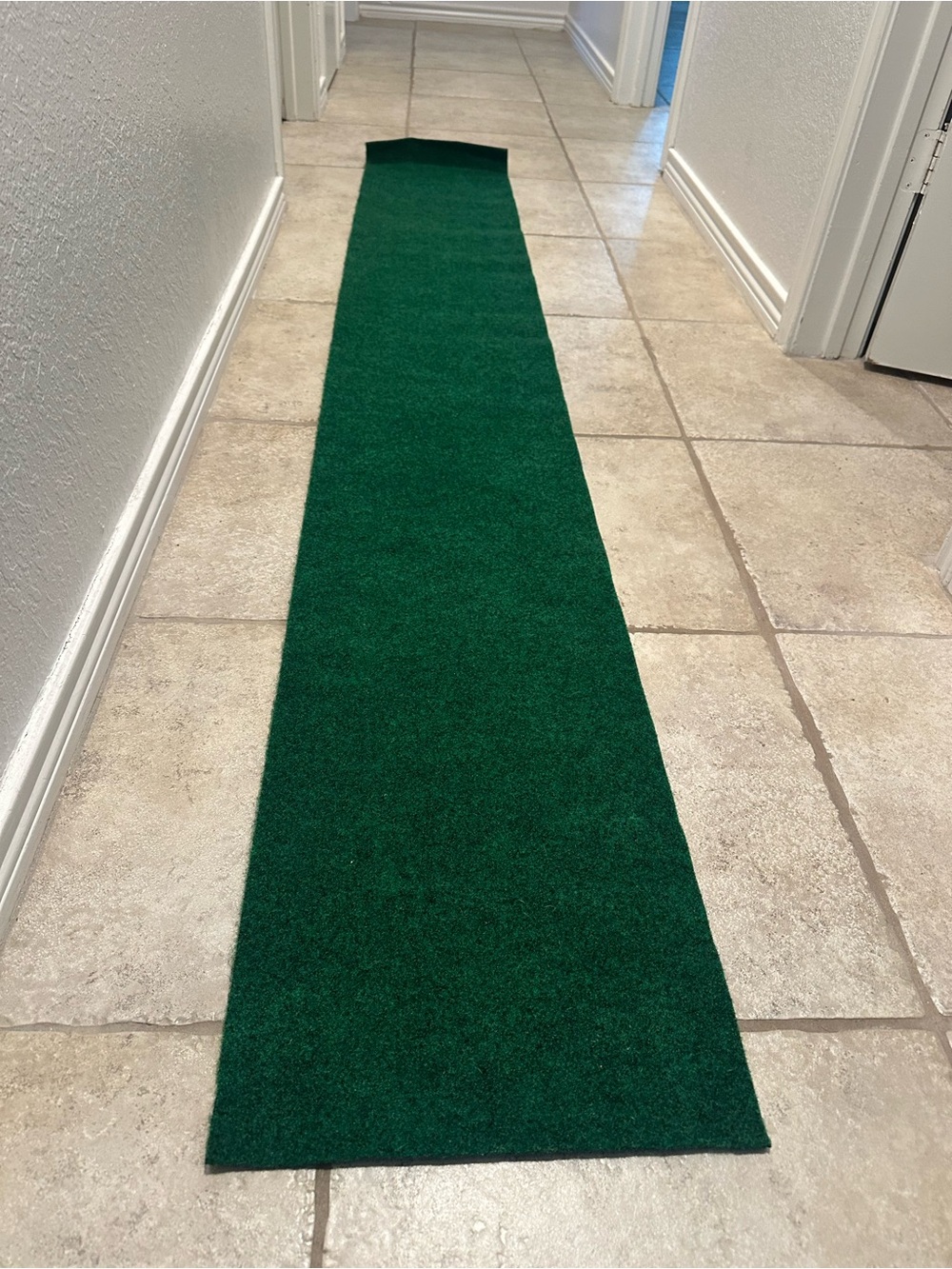 Portable indoor 8 foot putting mat